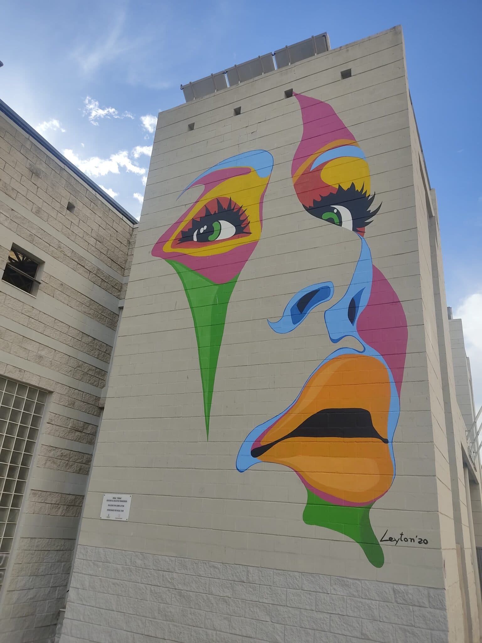 Fémina — mural de Curro Leyton en Polideportiva La Lobilla, Estepona