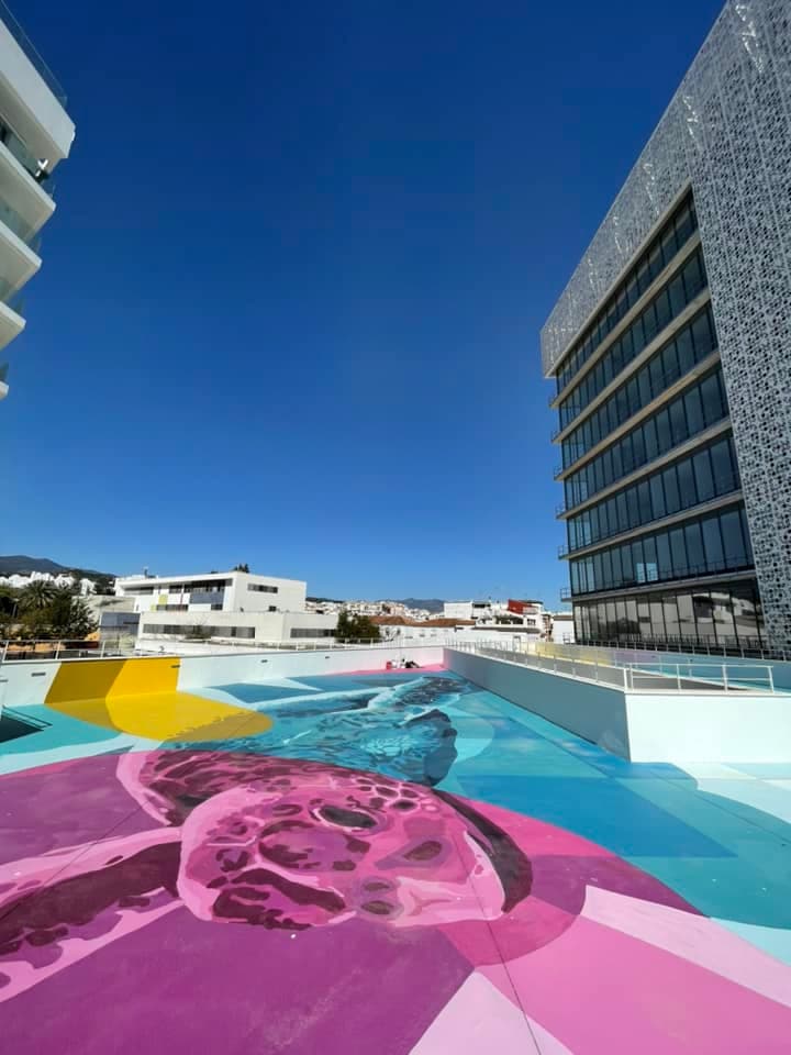 Mural "Profundo" de Eneko Azpiróz en Estepona