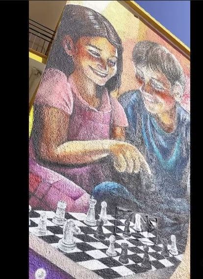 Mural "Jugando con la Mente: el Ajedrez de la Infancia" de José Enrique Ragel "Bestror" en Estepona