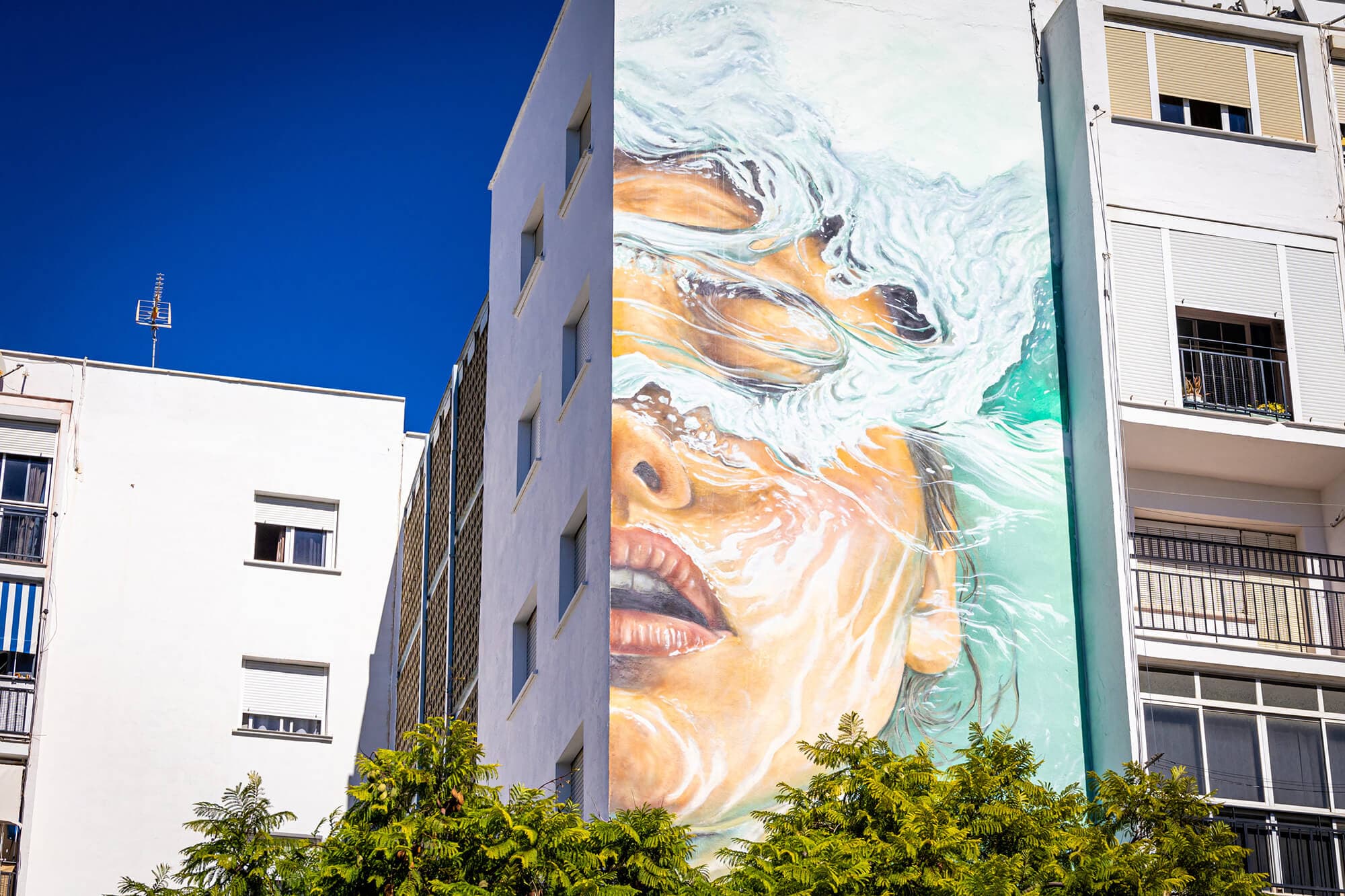 Mural "La Mar Mujer" de Diego Anido Seijas en Estepona