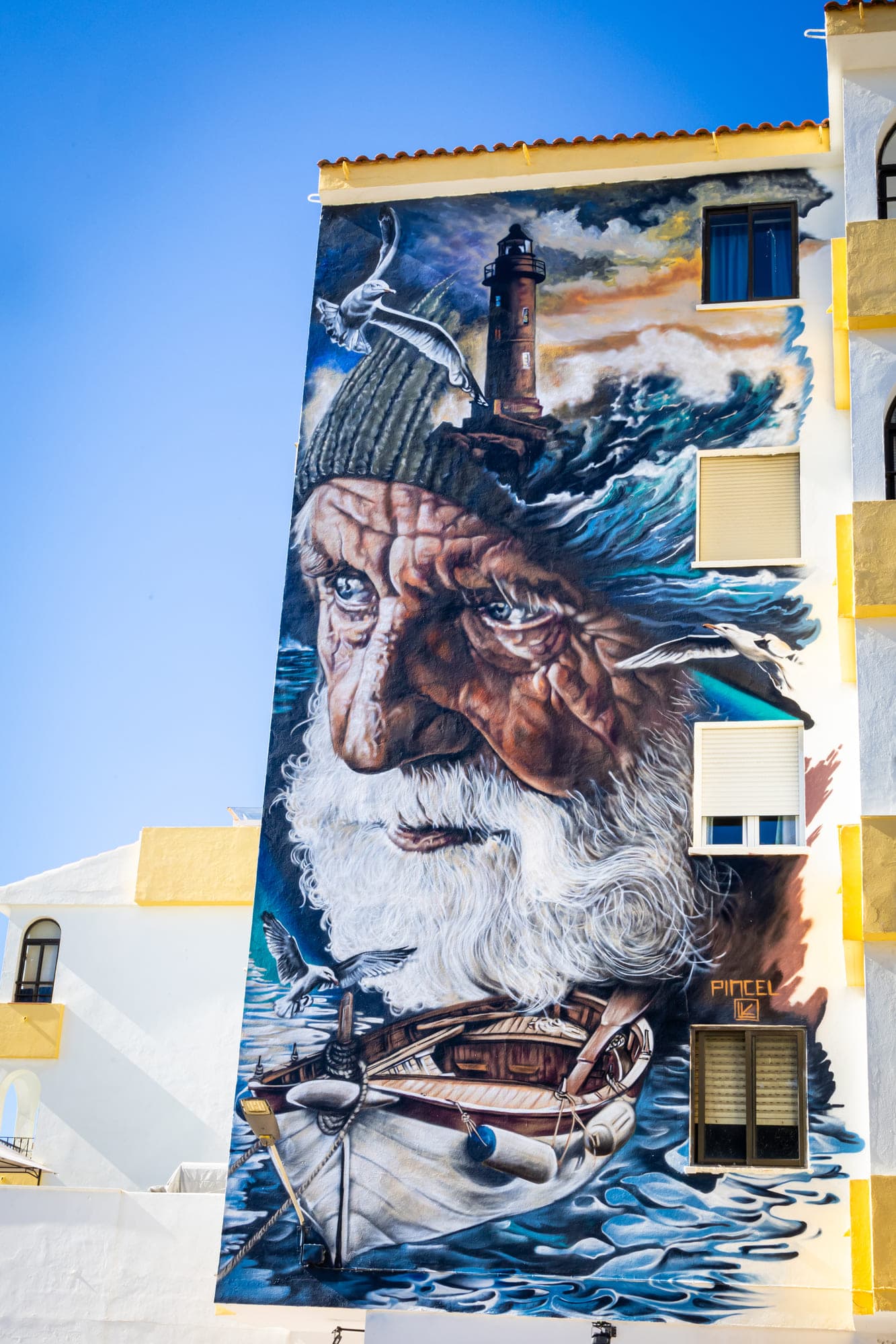 Mural "Ecos del Mar" de Pincel Echevarría Mena en Estepona