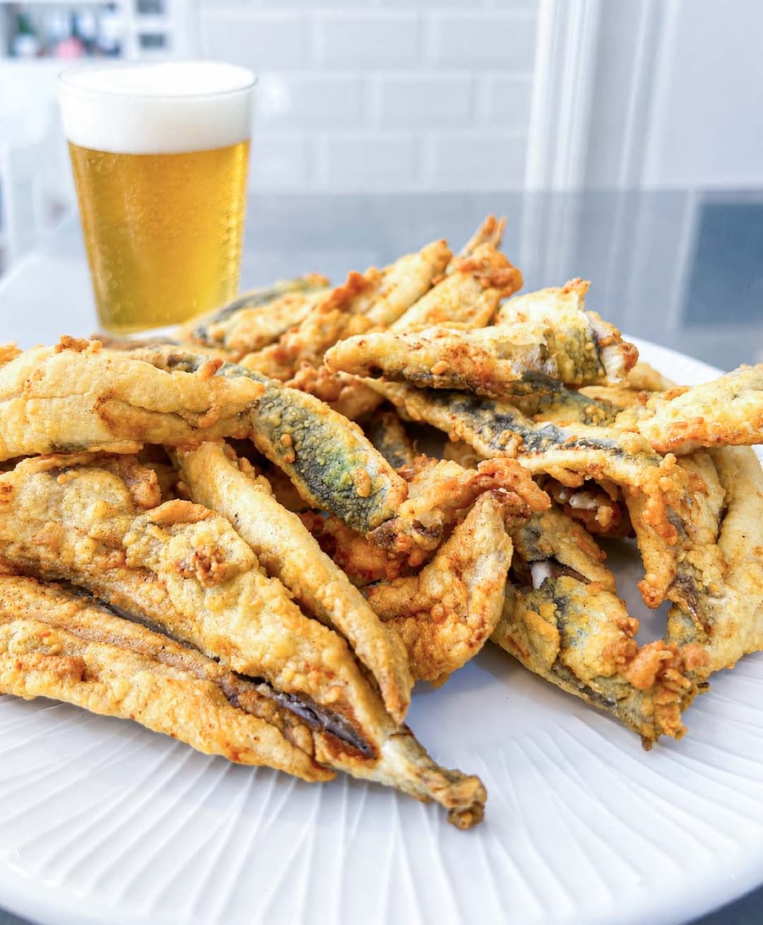 Boquerones fritos con una caña en La Palma, Estepona