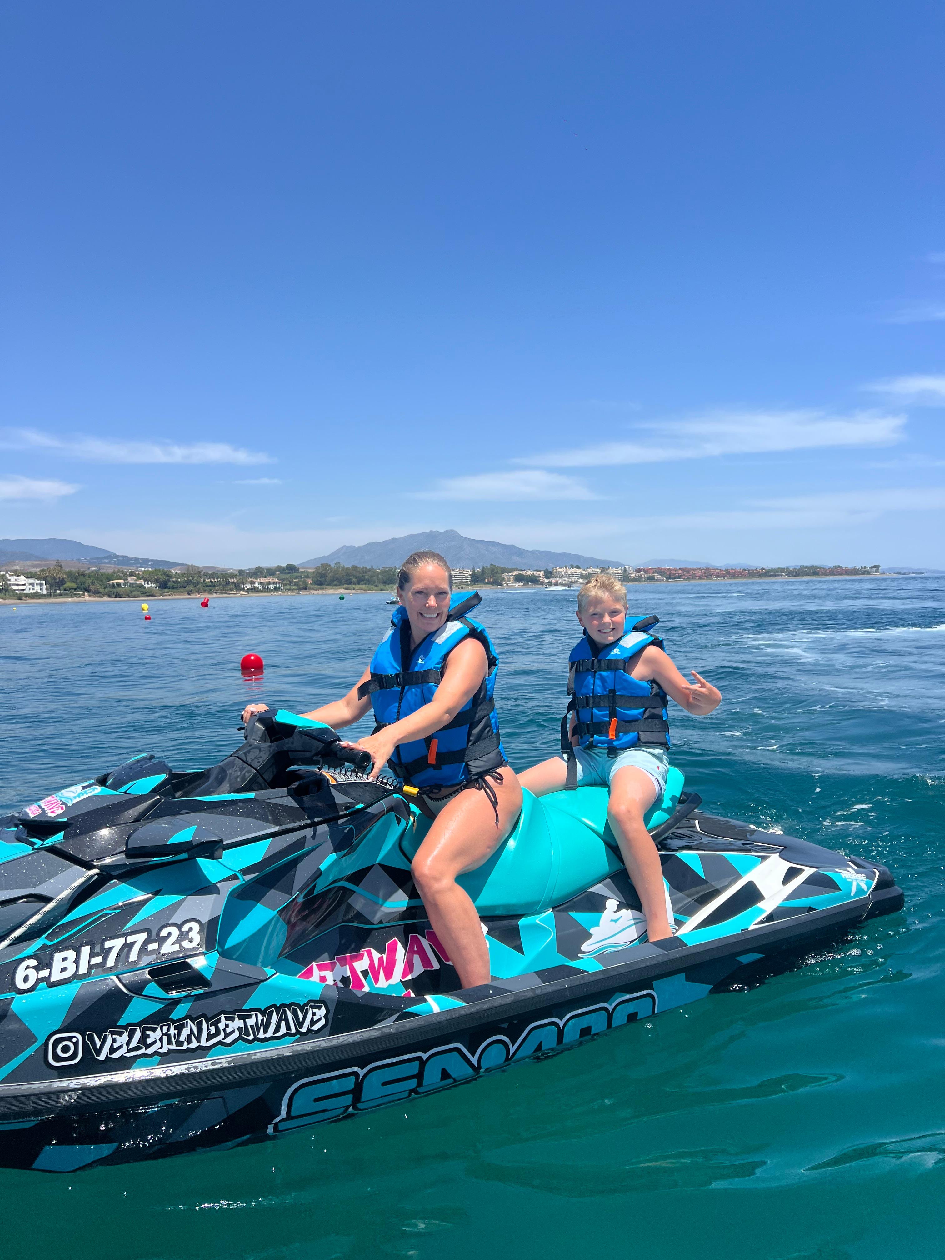 Moto de agua en Playa del Velerín