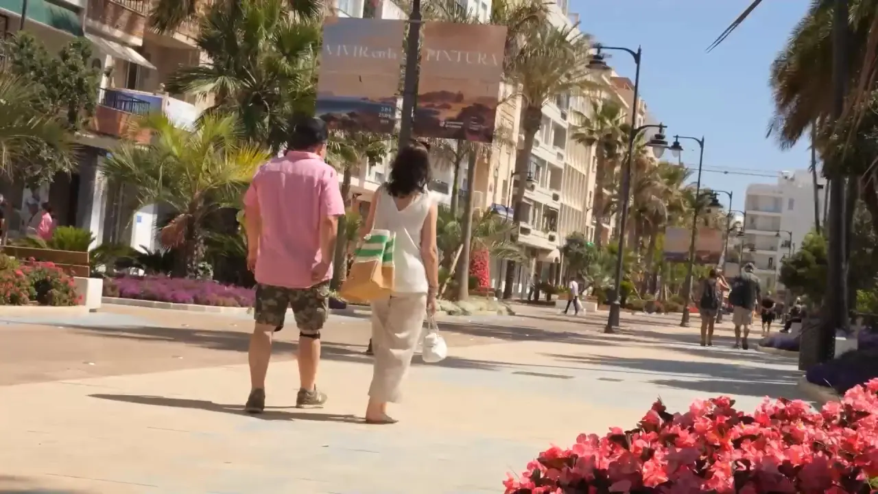 Calle blanca del casco antiguo de Estepona con flores y luz mediterránea