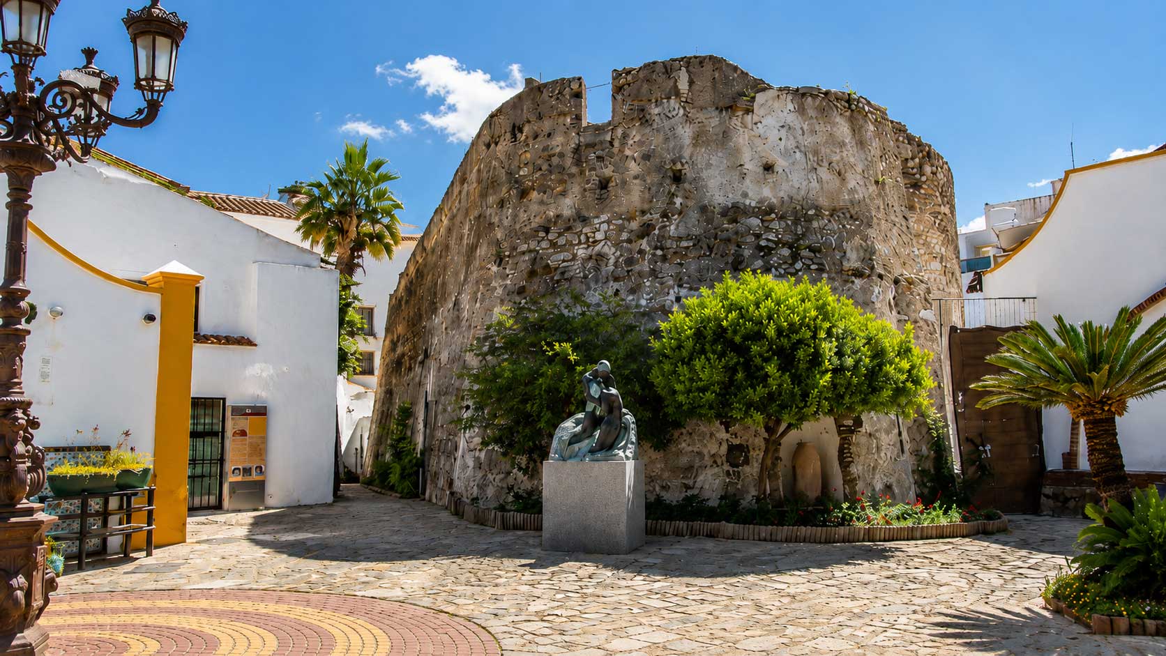 Castillo de San Luis, Estepona — muralla del siglo XVI en el casco histórico