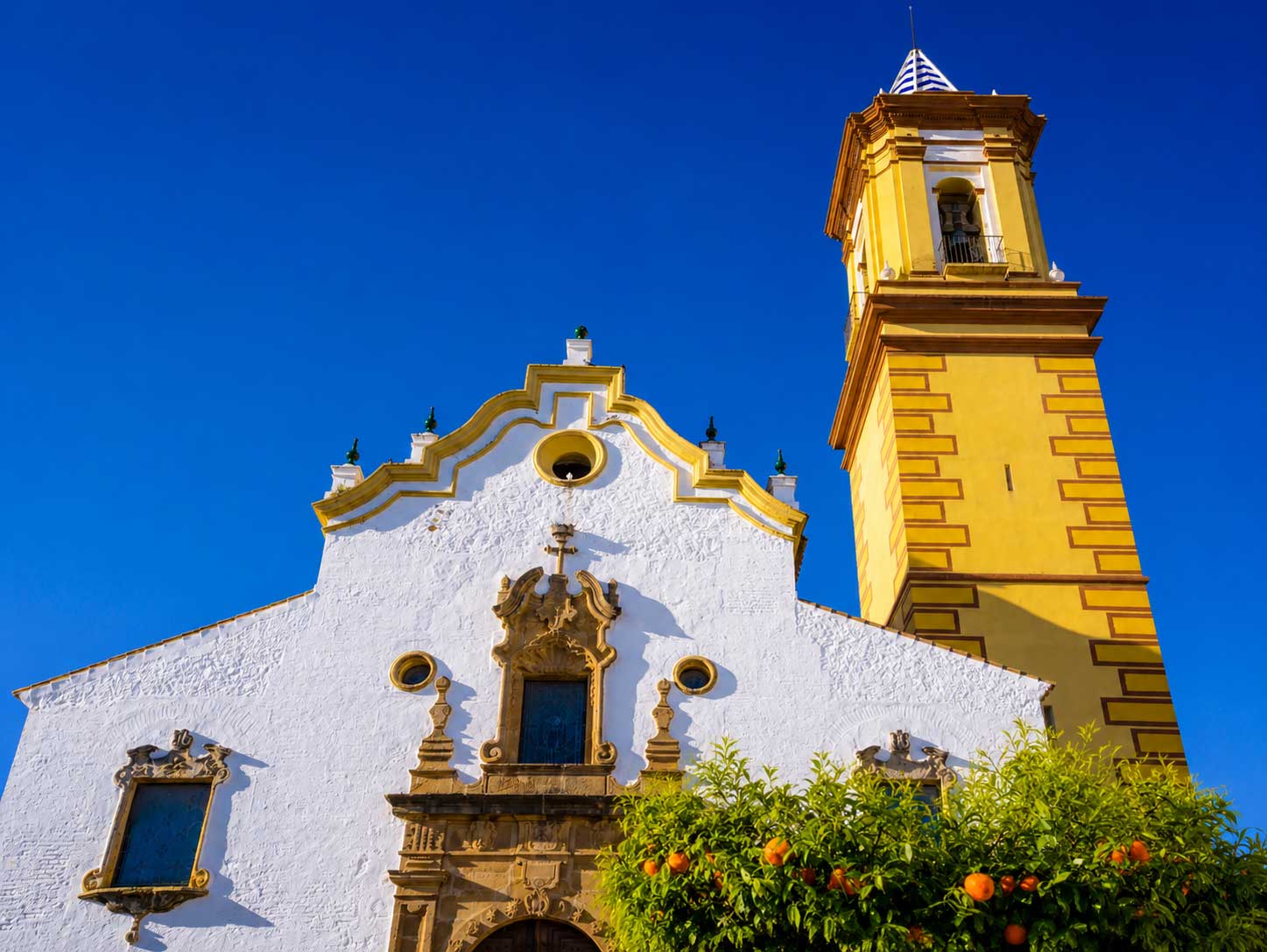 Fachada barroca y torre única de la Iglesia de los Remedios, Estepona