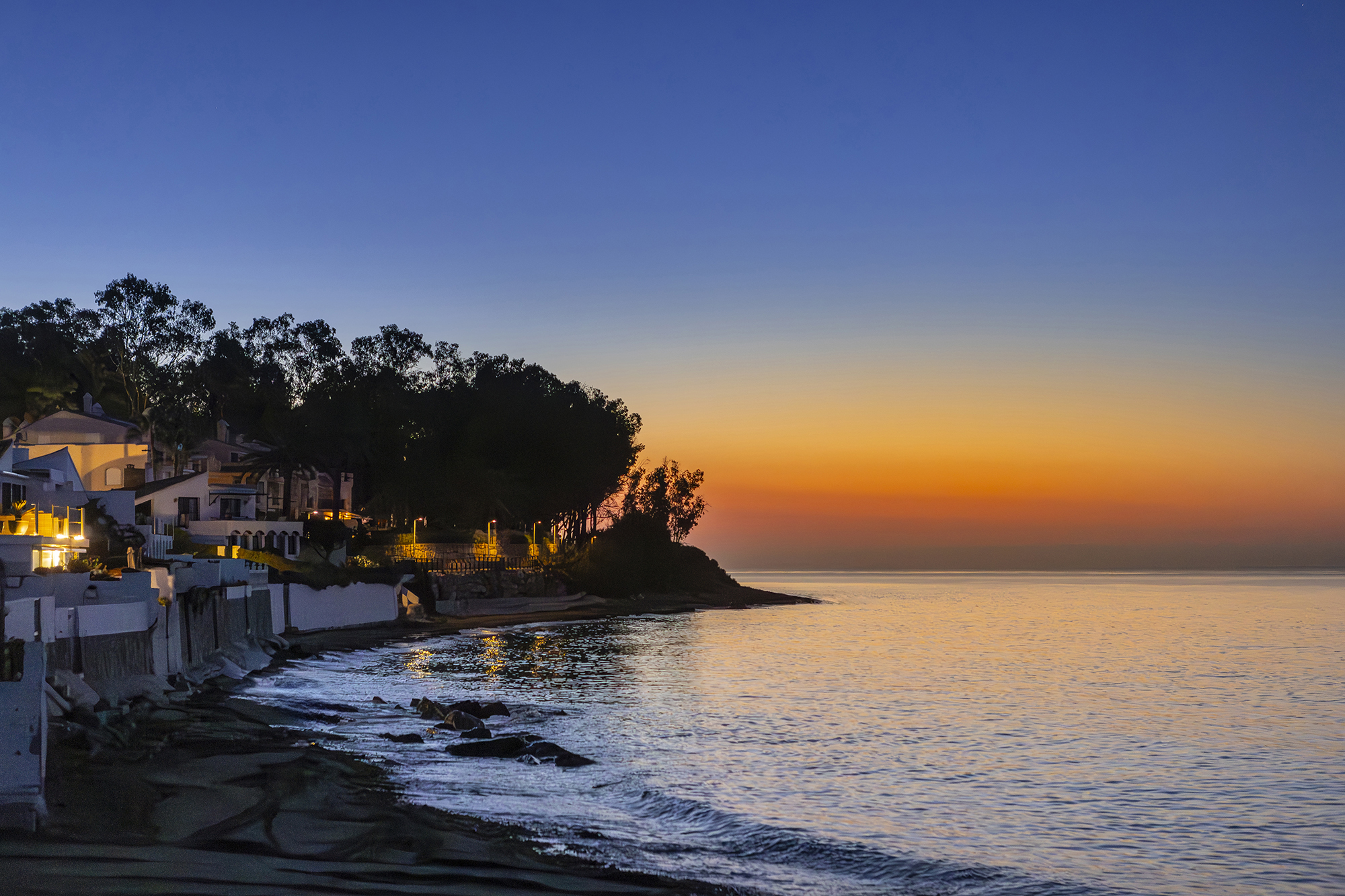 Playa en Estepona al amanecer — calma, mar abierto y sin multitudes