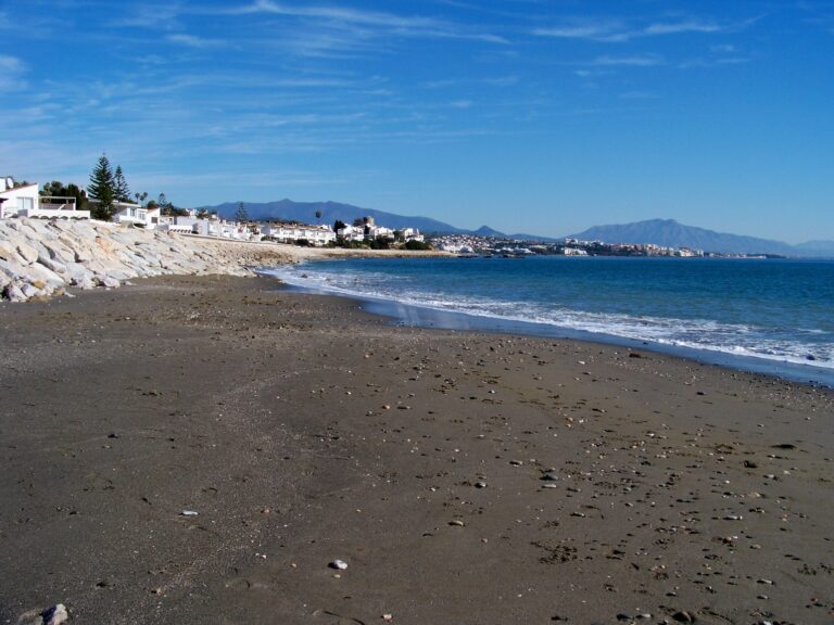 Playa de Bahía Dorada — ensenada en el litoral oeste de Estepona