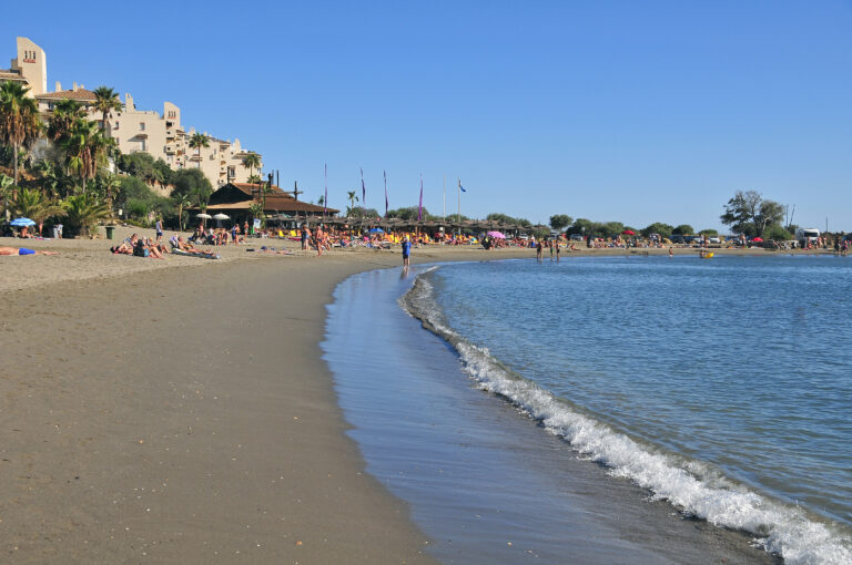 Playa del Cristo en Estepona — imagen 2025, arena fina y Bandera Azul