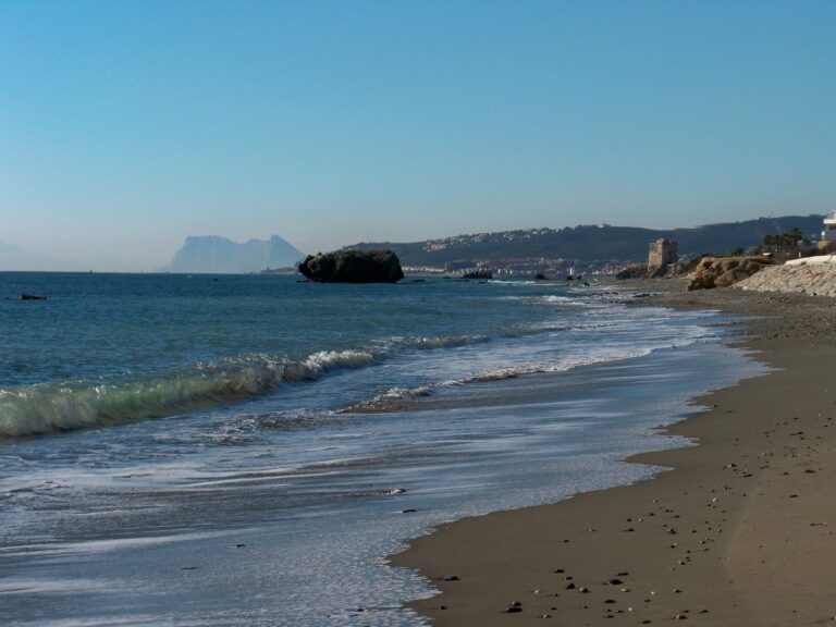 Playa de La Galera — arena y mar tranquilo en el extremo oeste de Estepona
