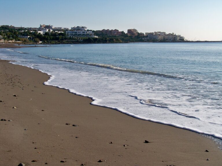 Playa de Guadalobón — litoral junto al límite oeste del municipio