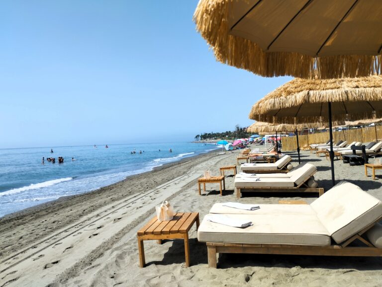 Playa de El Padrón — arena y Mediterráneo en el litoral este de Estepona