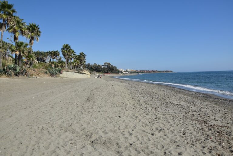 Playa Bella — arena fina y aguas mediterráneas en el litoral este