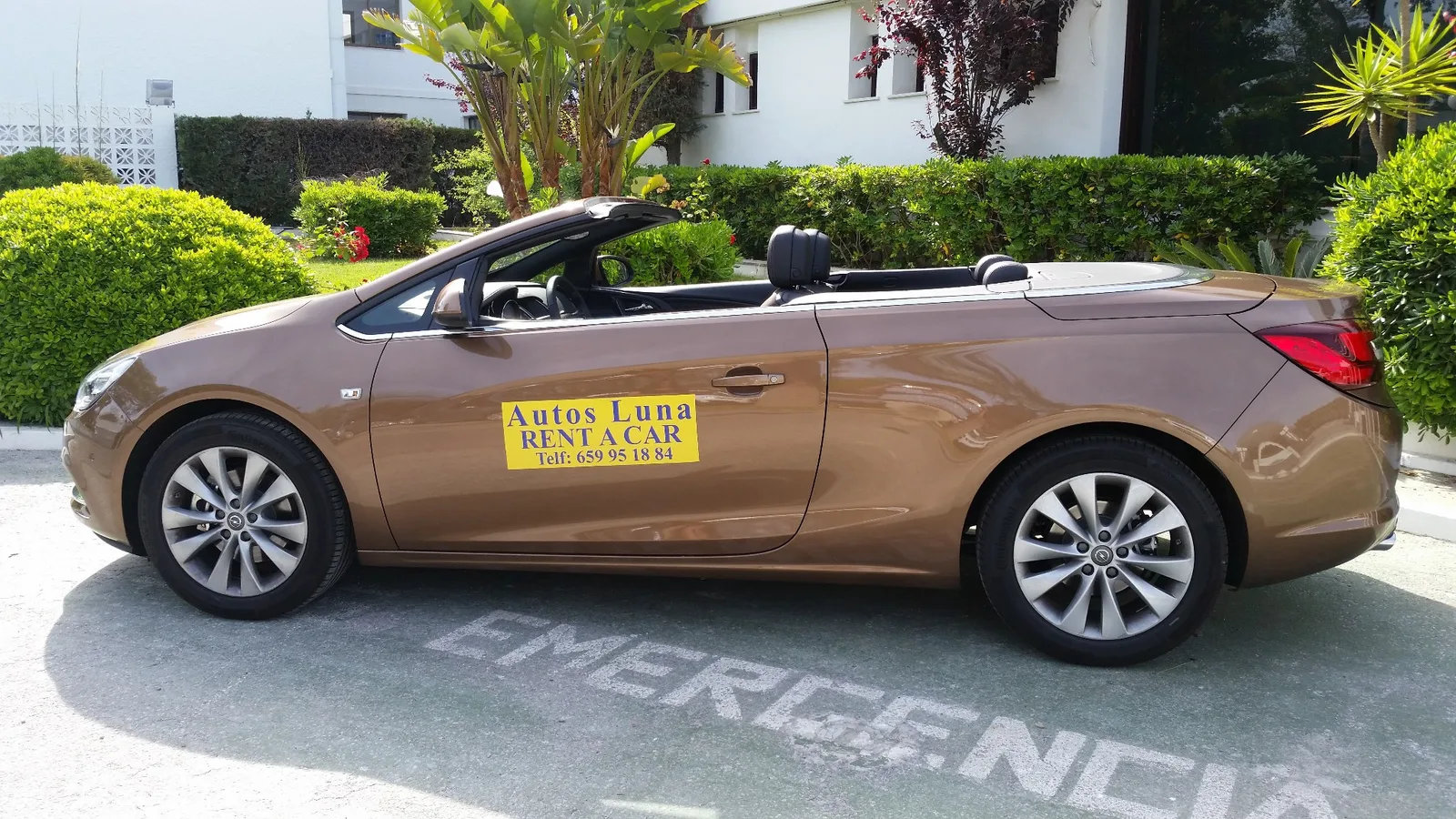 Descapotable de Autos Luna aparcado en Estepona